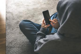 Un adolescent sur son téléphone